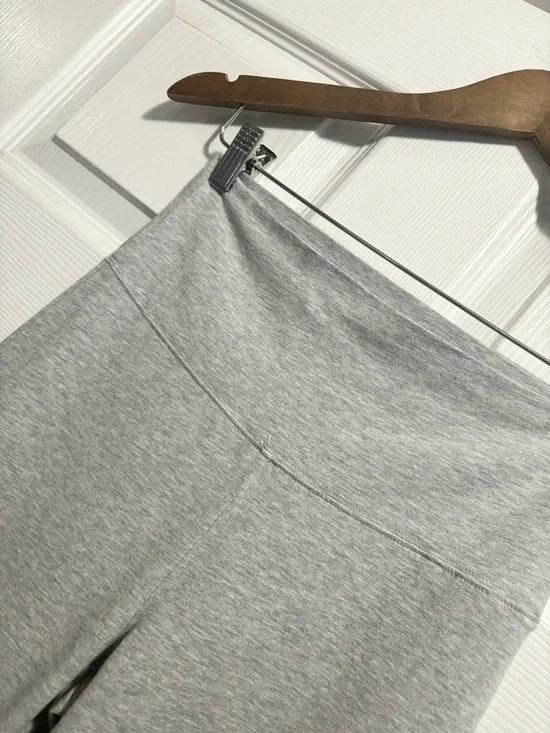 Aritzia TNA Chill Atmosphere Hi-Rise Flare Leggings in Grey Size M - Picture 3 of 6